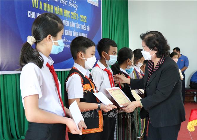 Presenting Vu A Dinh scholarships to ethnic students in Dak Lak