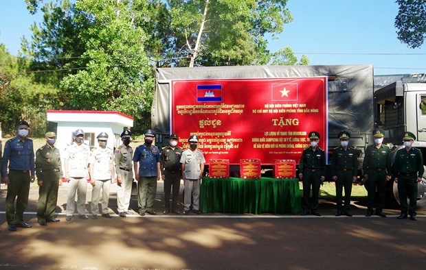 Dak Nong helps Cambodian province with food, medical supplies