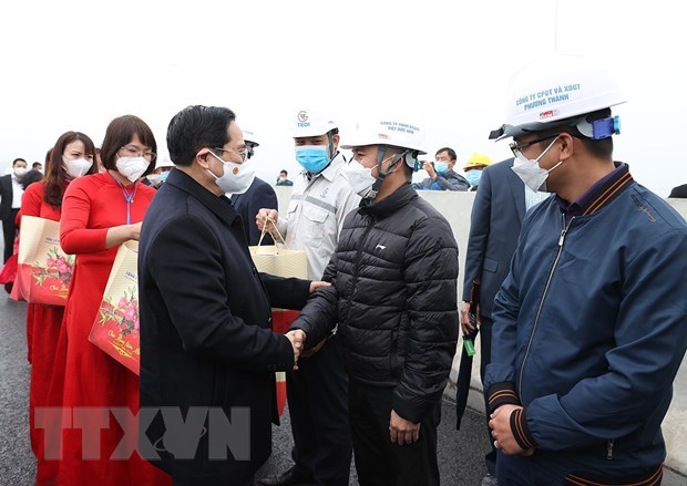 PM presents Tet gifts to border guards, poor residents in Quang Ninh