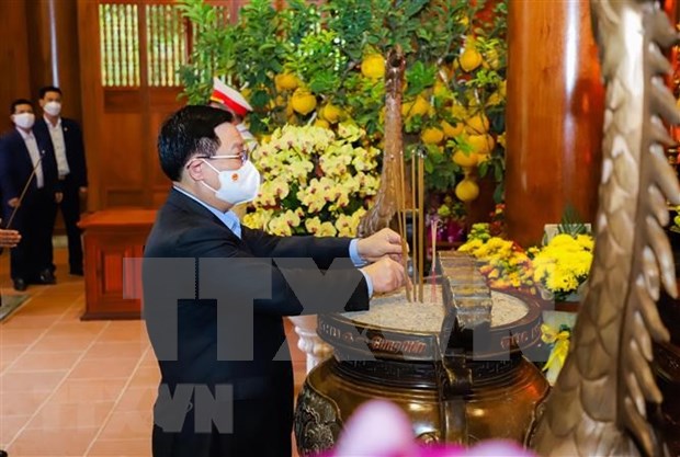 NA Chairman offers incense in tribute to President Ho Chi Minh at Kim Lien relic site