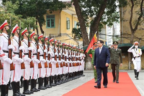PM visits people’s public security forces prior to Tet holiday