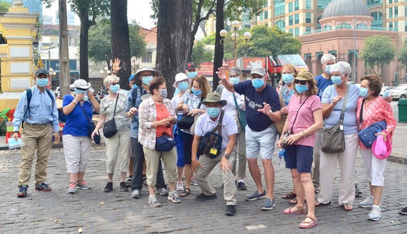 Some 8,000 international tourists visit Vietnam