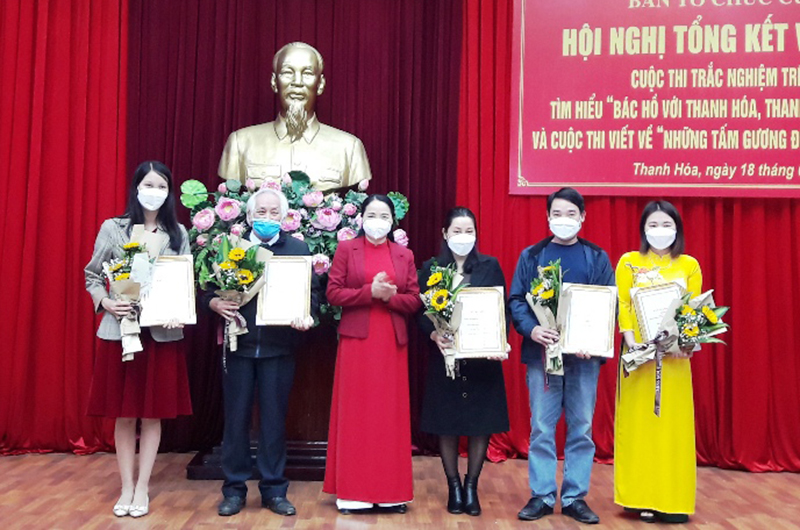 Ceremony to award prizes to winners of contest on Uncle Ho with Thanh Hoa Province