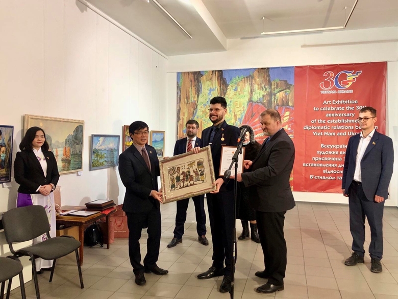 120 paintings by 90 Ukrainian painters on display in Kiev