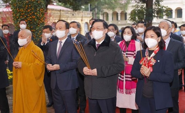 Top legislator offers incense to ancestors at Thang Long Royal Citadel
