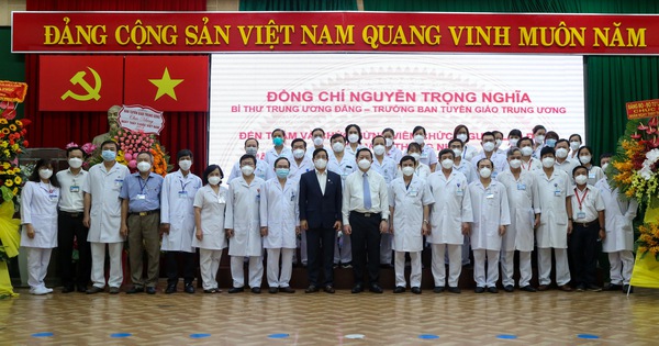 Central Propaganda Department head Nguyen Trong Nghia visits doctors and nurses in Ho Chi Minh City