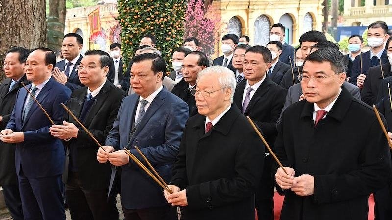 Party chief offers incense at Thang Long Royal Citadel