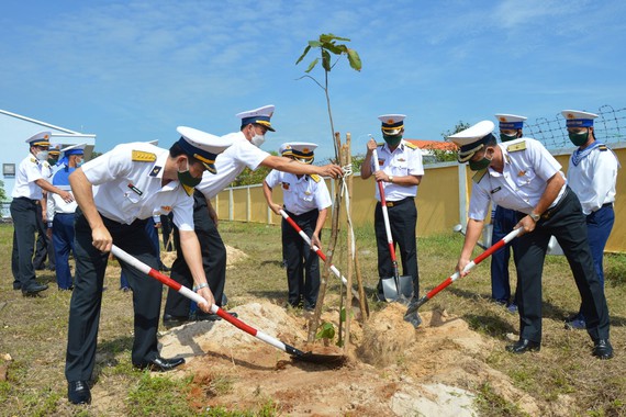 Naval Zone 5 organizes tree planting festival in gratitude to Uncle Ho