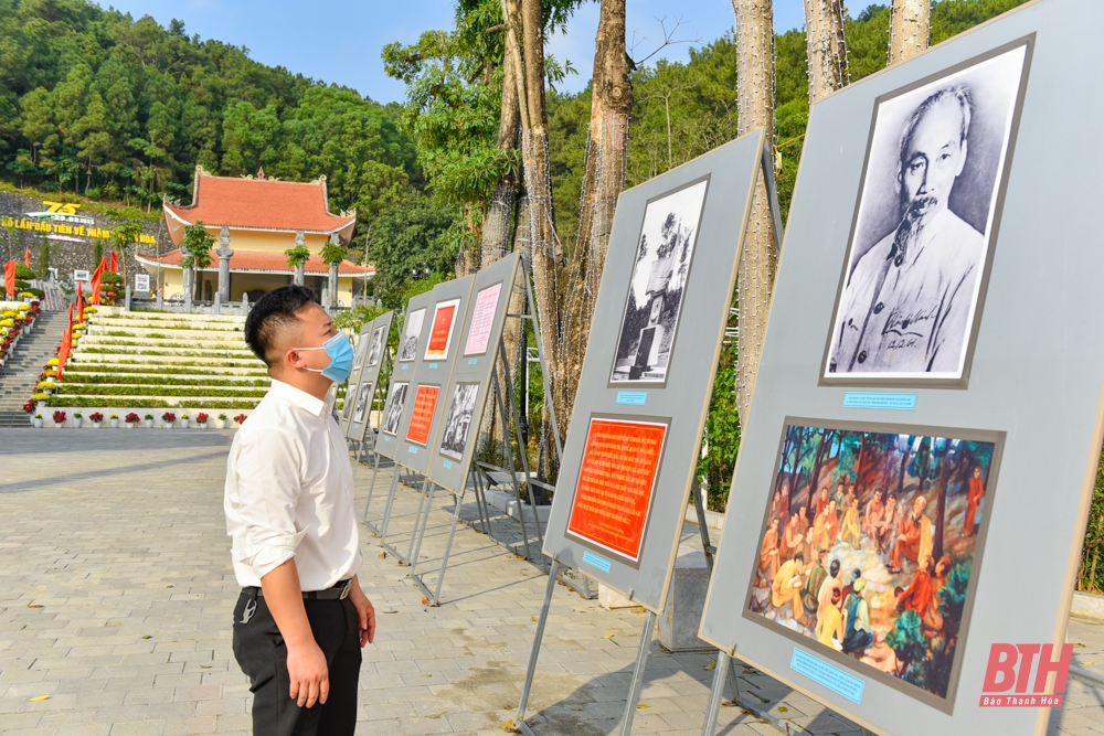 Photo exhibition on Uncle Ho opens in Thanh Hoa