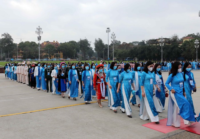 Delegates to National Women Congress pay tribute to President Ho Chi Minh