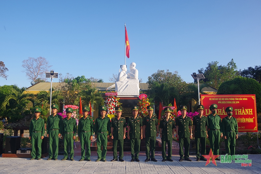 “Uncle Ho with a Border Guard soldier” monument inaugurated in Central Highlands Dak Nong province