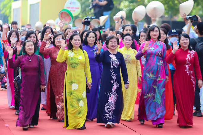 More than 2,000 people participate in Ao dai parade in Ho Chi Minh City