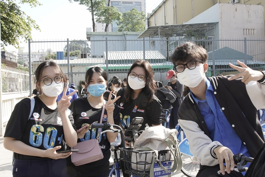Nearly 500 volunteers in HCM City cycle to kick start Earth Hour 2022