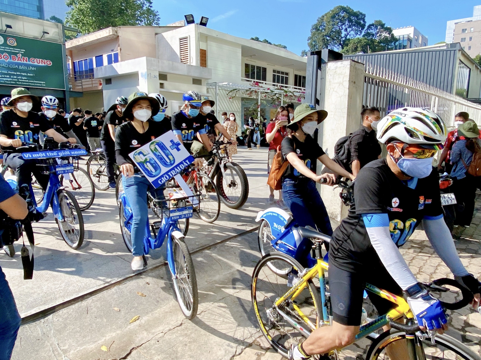 Nearly 500 youths in HCM City join cycling to kick start Earth Hour 2022