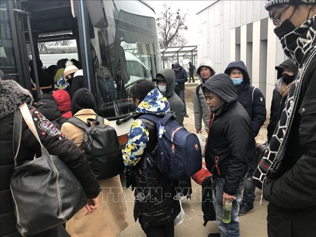 Gov t approves policy to organise flights repatriating Vietnamese from Ukraine