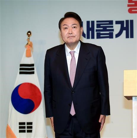 President Nguyen Xuan Phuc congratulates RoK President-elect