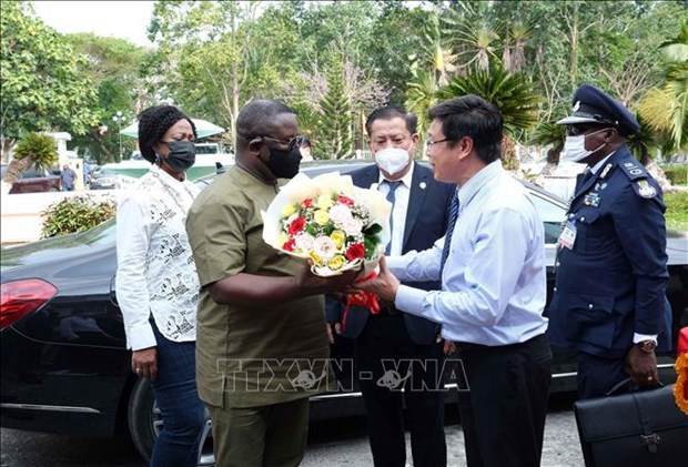 Sierra Leonean President visits Mekong Delta rice research institute