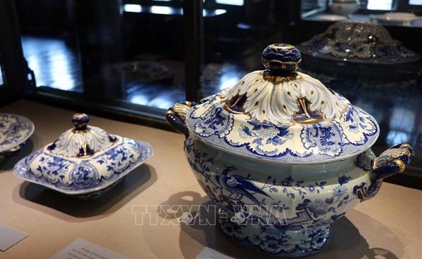 Exhibition displays Hue royal antiques in Hanoi