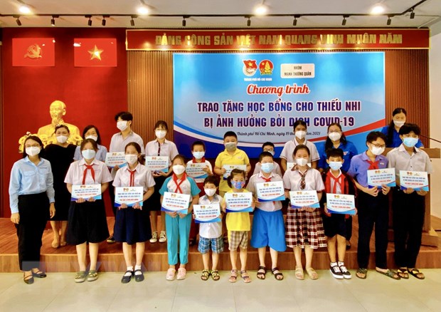 HCM City Study Encouragement Association grants scholarships to pandemic-affected students