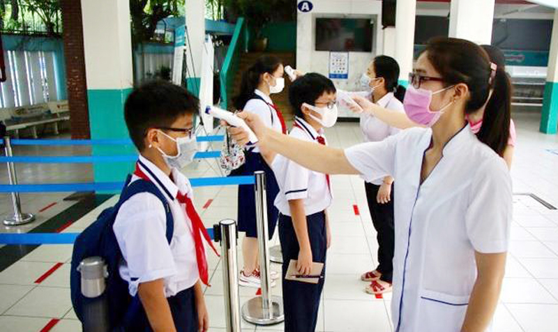 1-6 grade students in Hanoi back to school from April 6