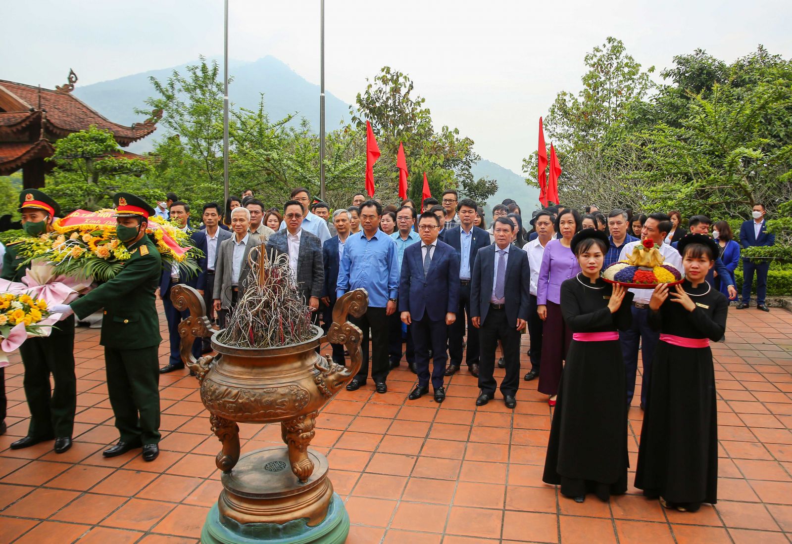 Journalists offer incense to President Ho Chi Minh in Thai Nguyen