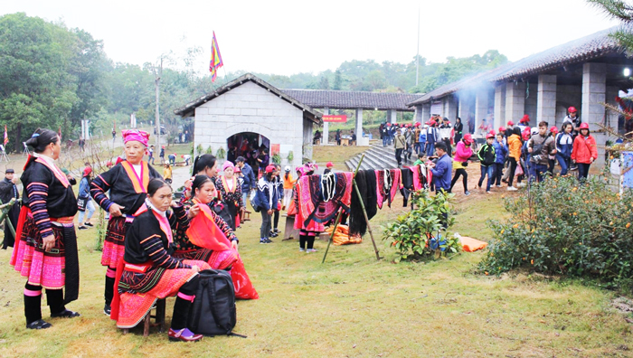 Experiencing colors of highland market during great national festivals
