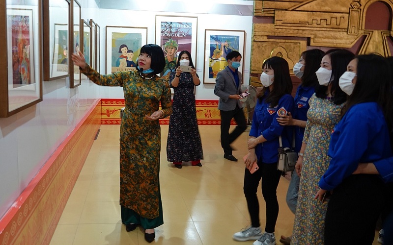 Poster exhibition on youth following Uncle Ho’s footsteps in Quang Binh
