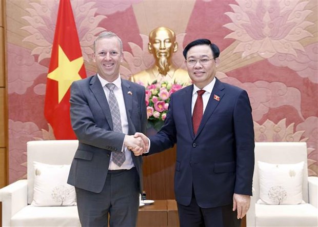 Top legislator receives British Ambassador to Vietnam