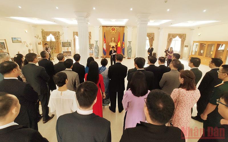 Incense offering ceremony to pay tribute to President Ho Chi Minh in Cambodia