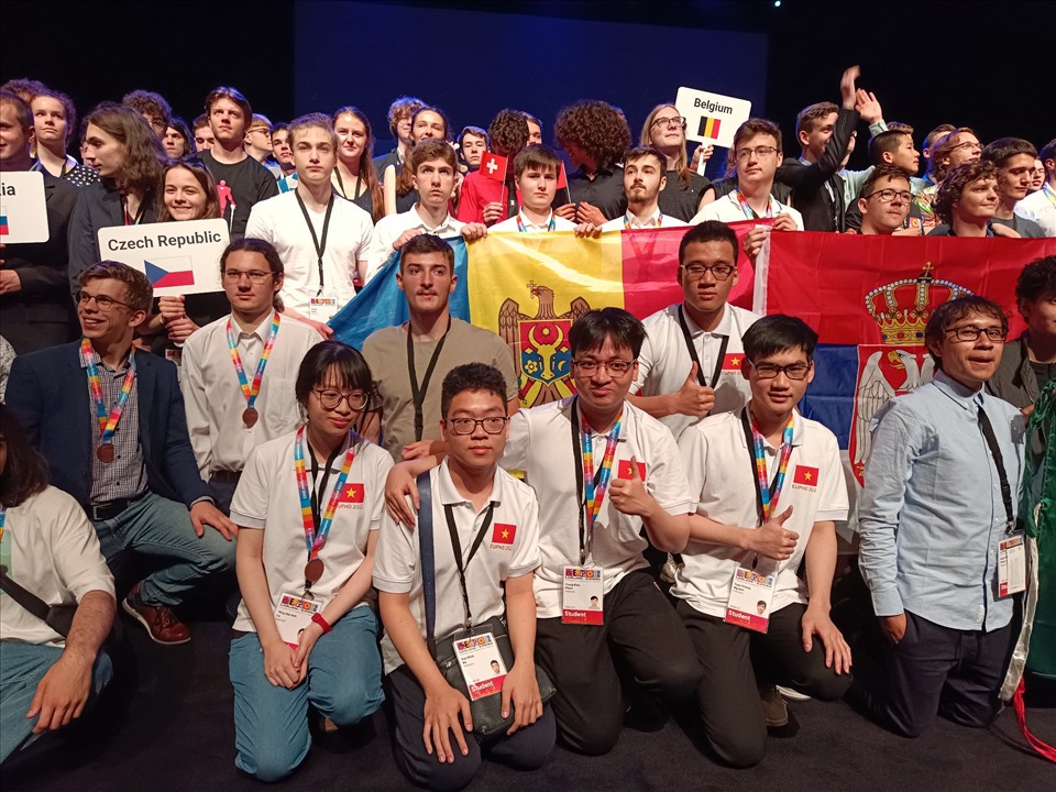 Vietnamese students win two silver and one bronze medals at 2022 European Physics Olympiad
