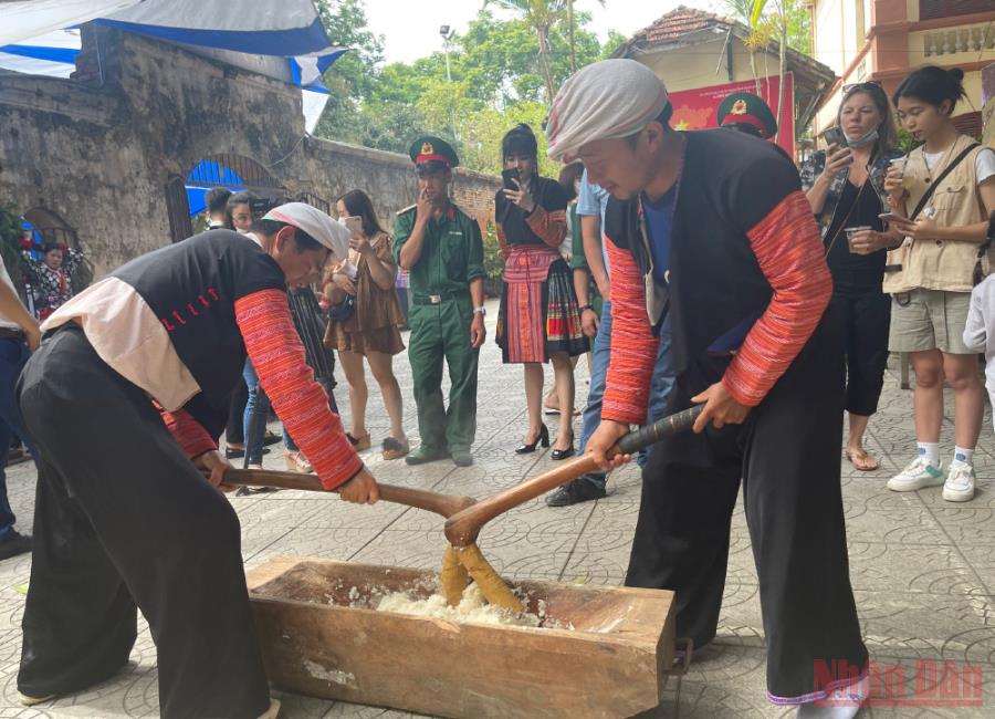 Son La organizes cultural experiences of H Mong ethnic people