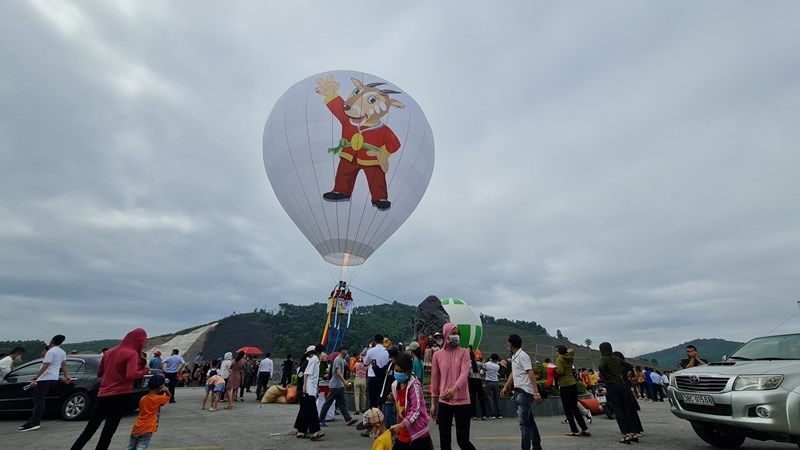 Hot air balloons displayed in Ha Tinh to welcome SEA Games 31