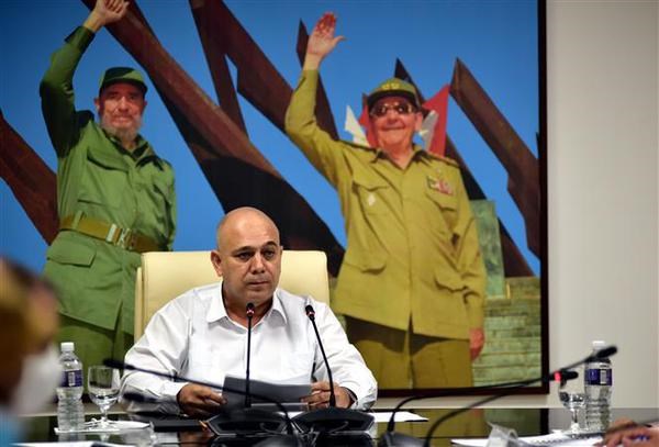 Vietnamese, Cuban Party officials hold talks