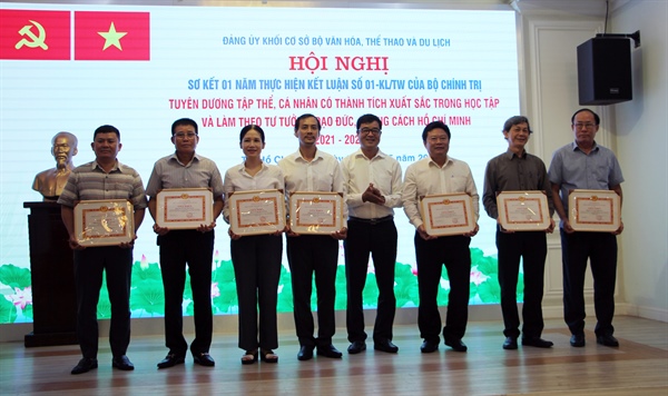 Ministry’s grassroots Party Committee summarizes studying and following Uncle Ho