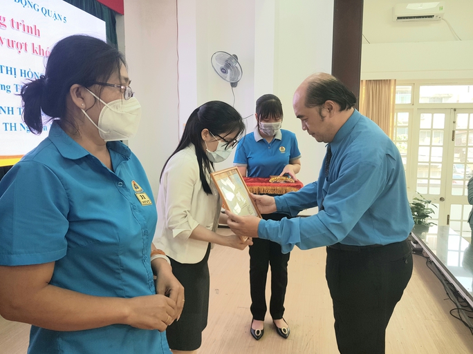 Typical example of studying and following Uncle Ho praised