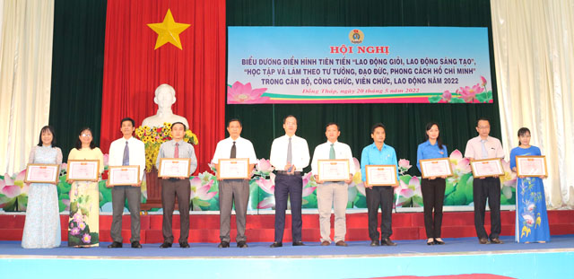 Outstanding collectives and individuals in studying and following Uncle Ho praised