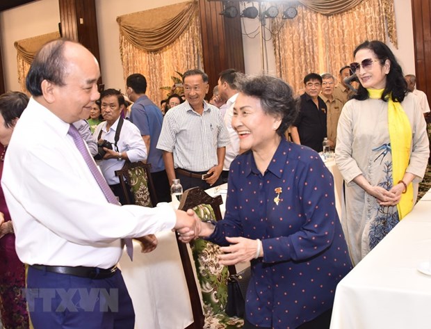 State leader meets former southern students in the north