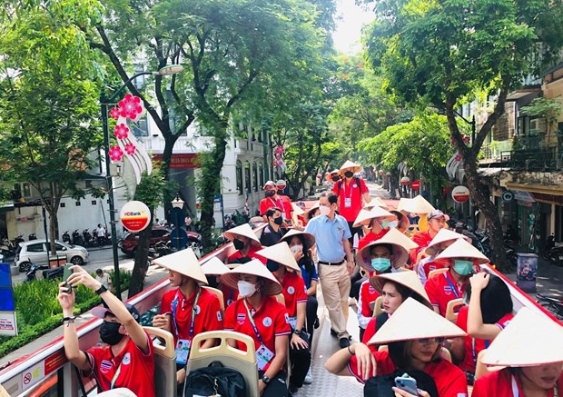 SEA Games 31 Thai sporting delegation enjoys double-decker bus tour in Hanoi
