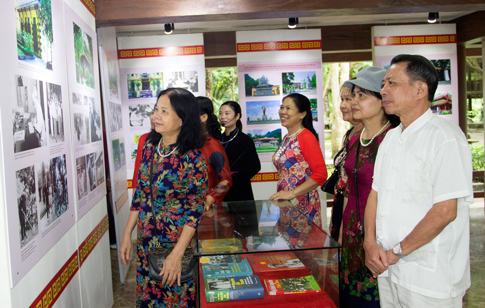 Precious images about President Ho Chi Minh statue introduced