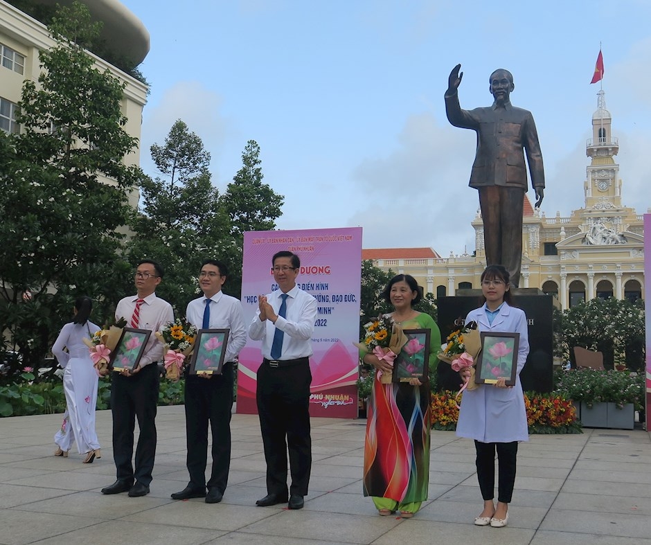 Phu Nhuan honors 125 typical teams and individuals studying and following Uncle Ho’s example