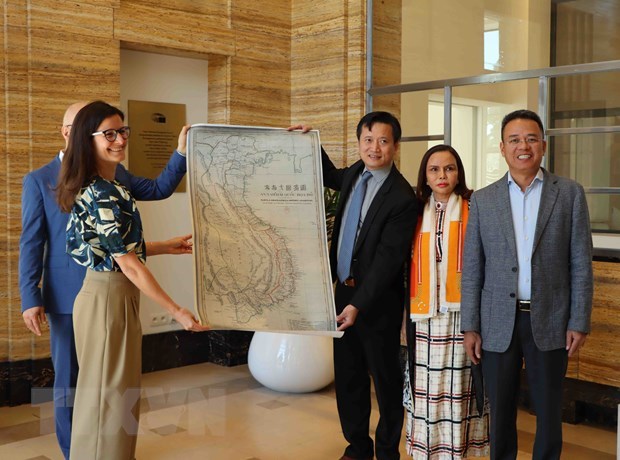 Vietnam presents precious map to House of European History