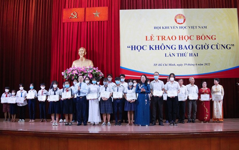 Presenting scholarships to 210 exemplary models in 20 southern provinces and cities