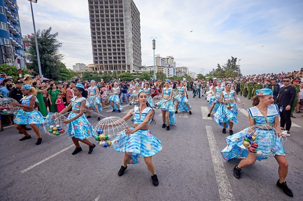 Street carnival rocks Sam Son at weekend
