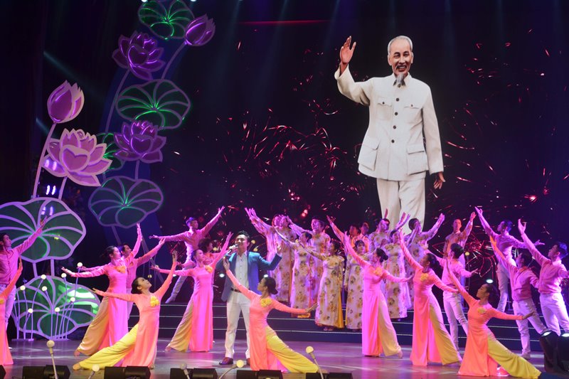 Art performance marks 111 years since Uncle Ho left country to seek the way for national salvation