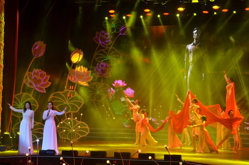 Special art performance in Ho Chi Minh City honours President Ho Chi Minh