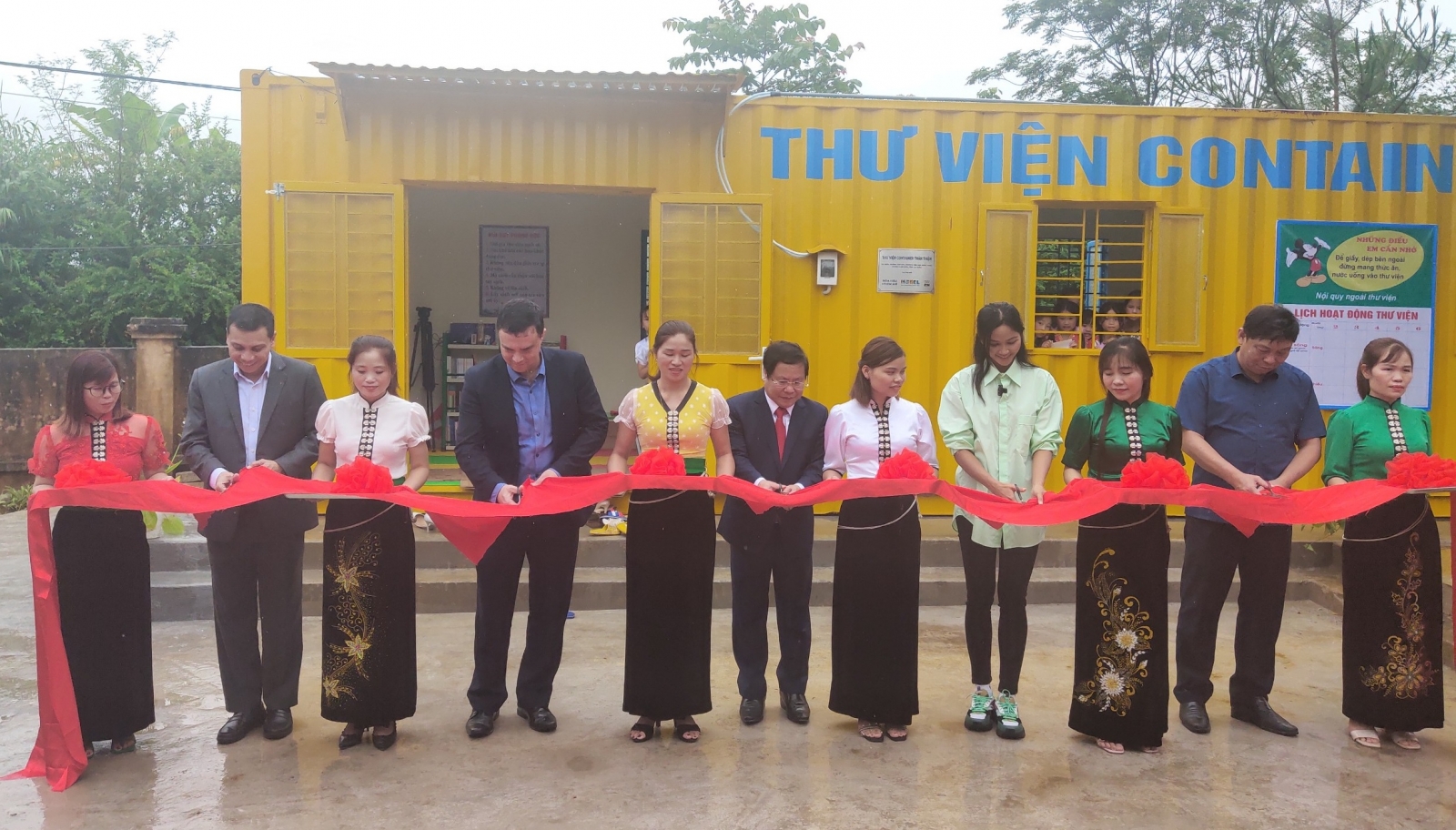 Israeli Embassy and Miss H’Hen Nie presented friendly library to Lai Chau pupils