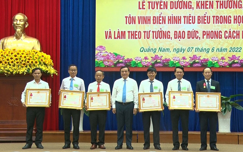 Quang Nam praises typical examples in studying and following Uncle Ho