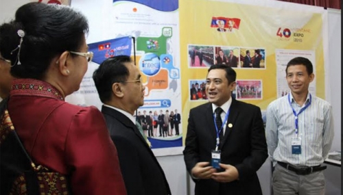 10 pays membres de l’ASEAN à la foire commerciale internationale Vientiane 2015