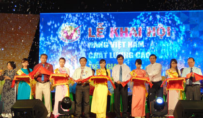 Tien Giang  plus de 100 entreprises à la foire des produits vietnamiens de haute qualité 2015