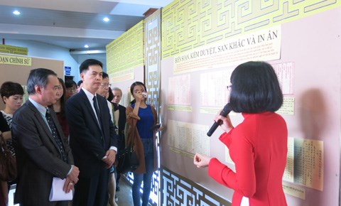 Exposition sur des môc ban et châu ban à Hanoi